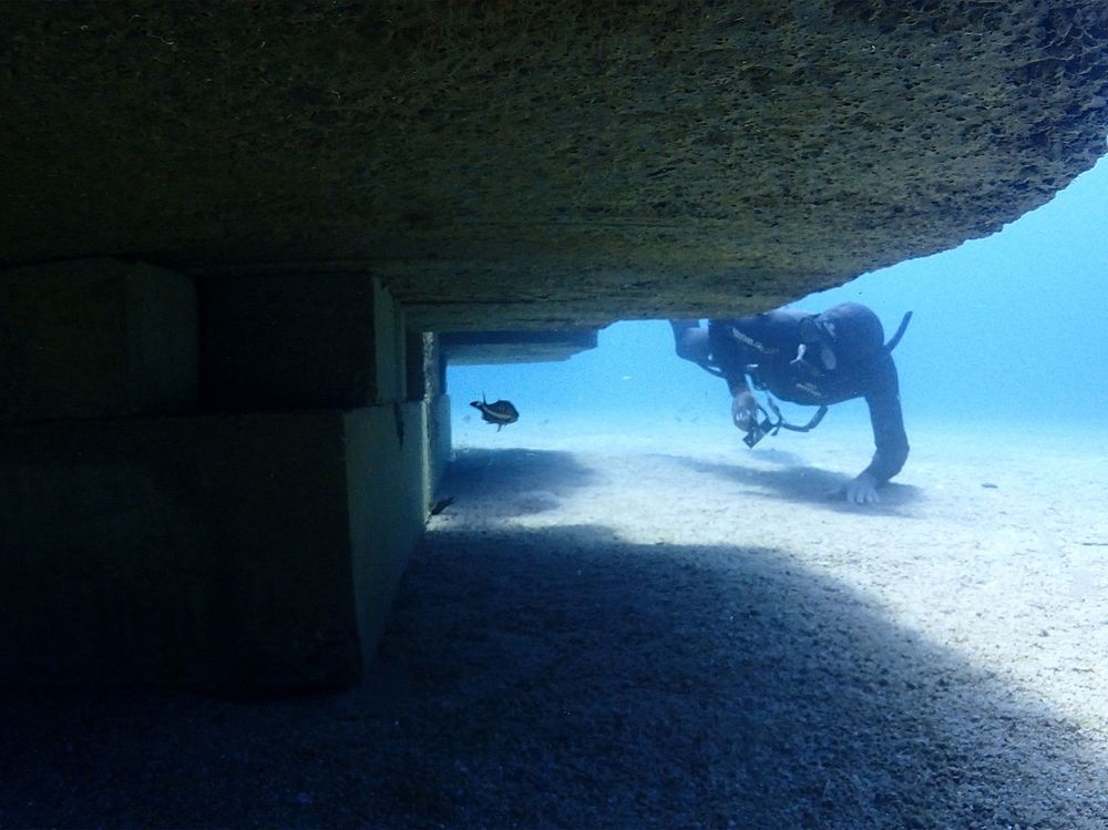 Un plongeur examine le coffre de mouillage