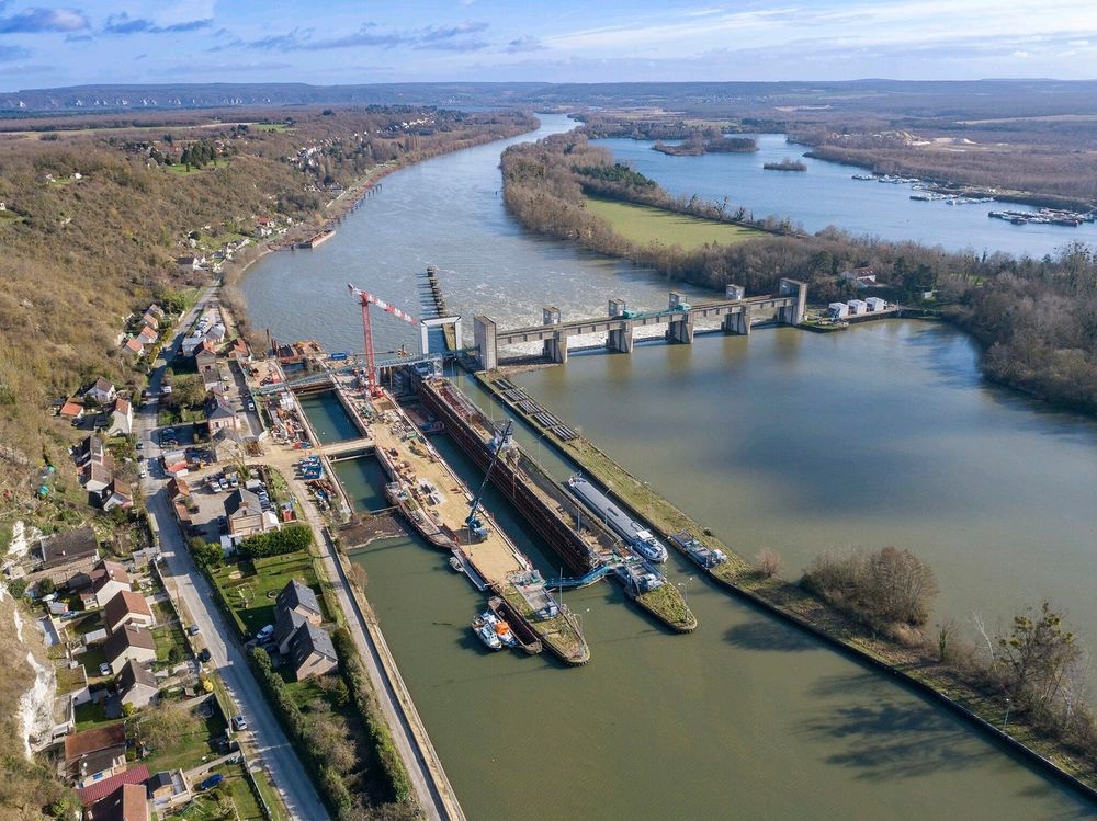 Vue aérienne des travaux de rénovation et d'allongement des écluses de Méricourt sur la Seine