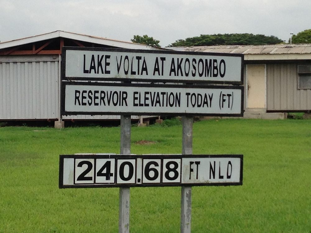 Panneau indicateur du niveau du lac de la Volta à Akosombo