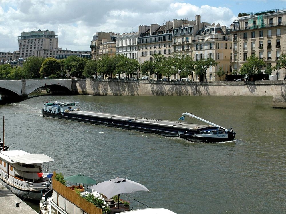 Une péniche naviguant sur la Seine