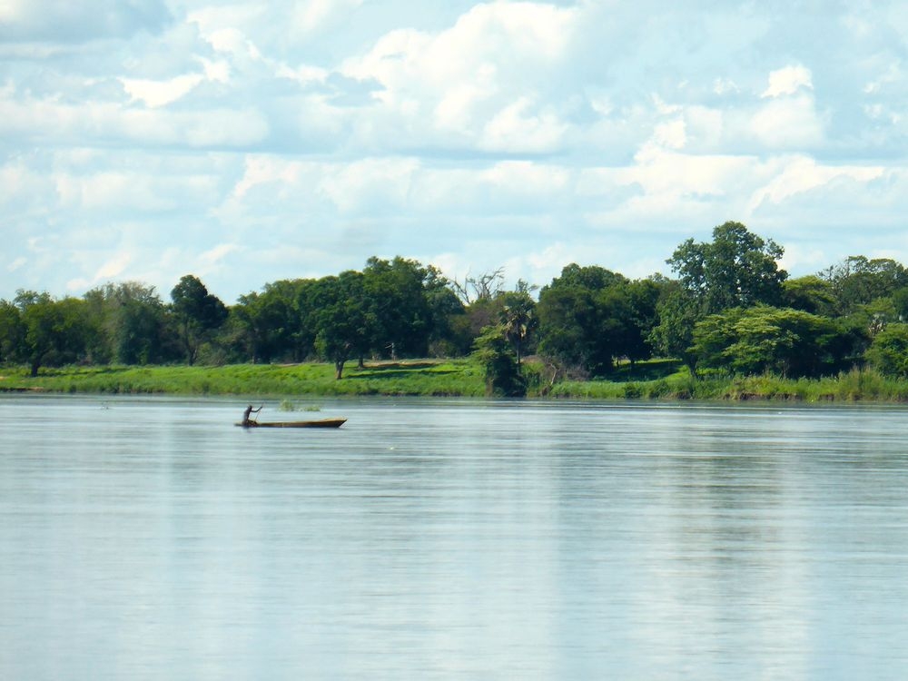 Paysage fluvial avec une barque