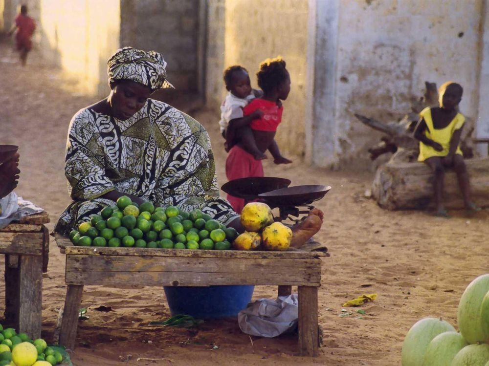 Femme vendant des fruits à Mayotte