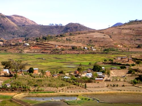 alt-Paysage rural montrant un village, des champs et des collines