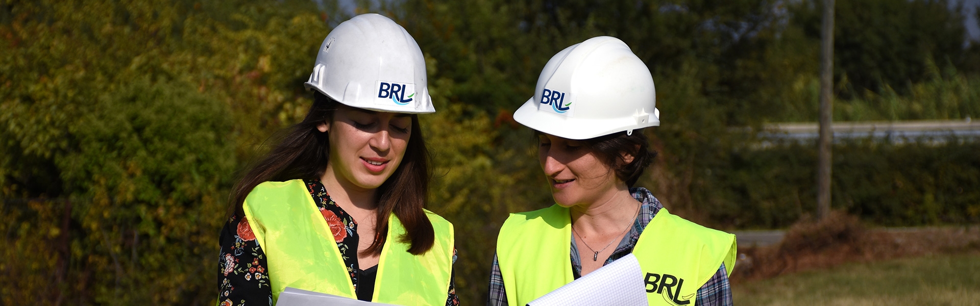 alt-2 ingénieures sur le terrain consultant des plans