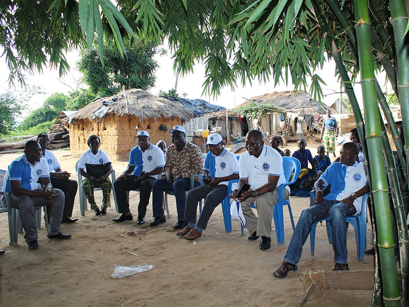 Réunion de concertation dans un village