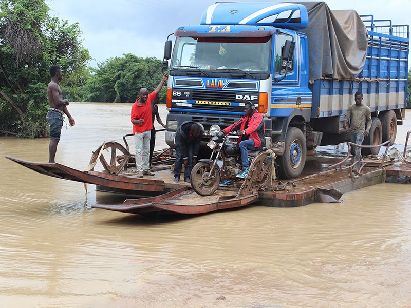 Un camion traverse une rivière sur une embarquation