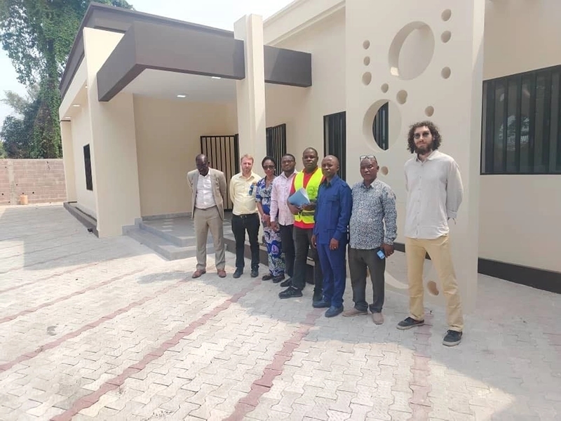 Photo de groupe devant un bâtiment 