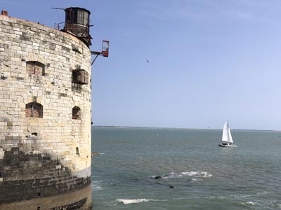 Fort Boyard de profil avec un voilier blanc 