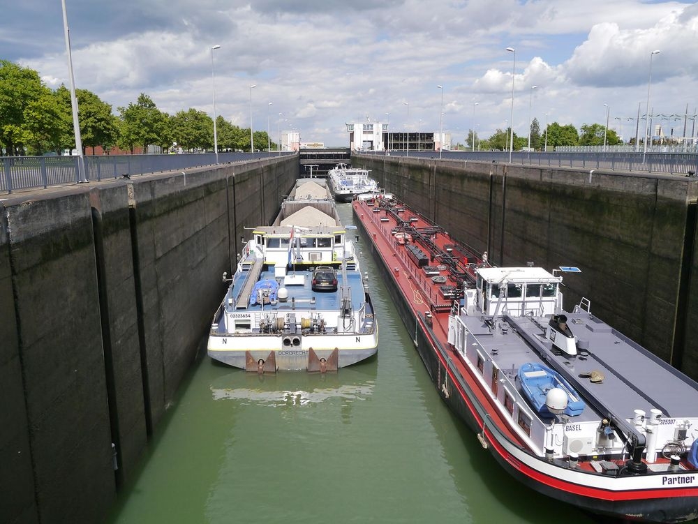 Péniches en attente de passage d'écluse