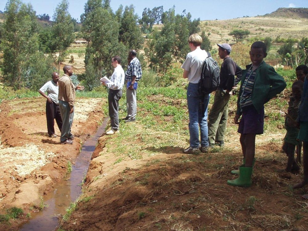 Concertation sur terrain au bord d'un cours d'eau