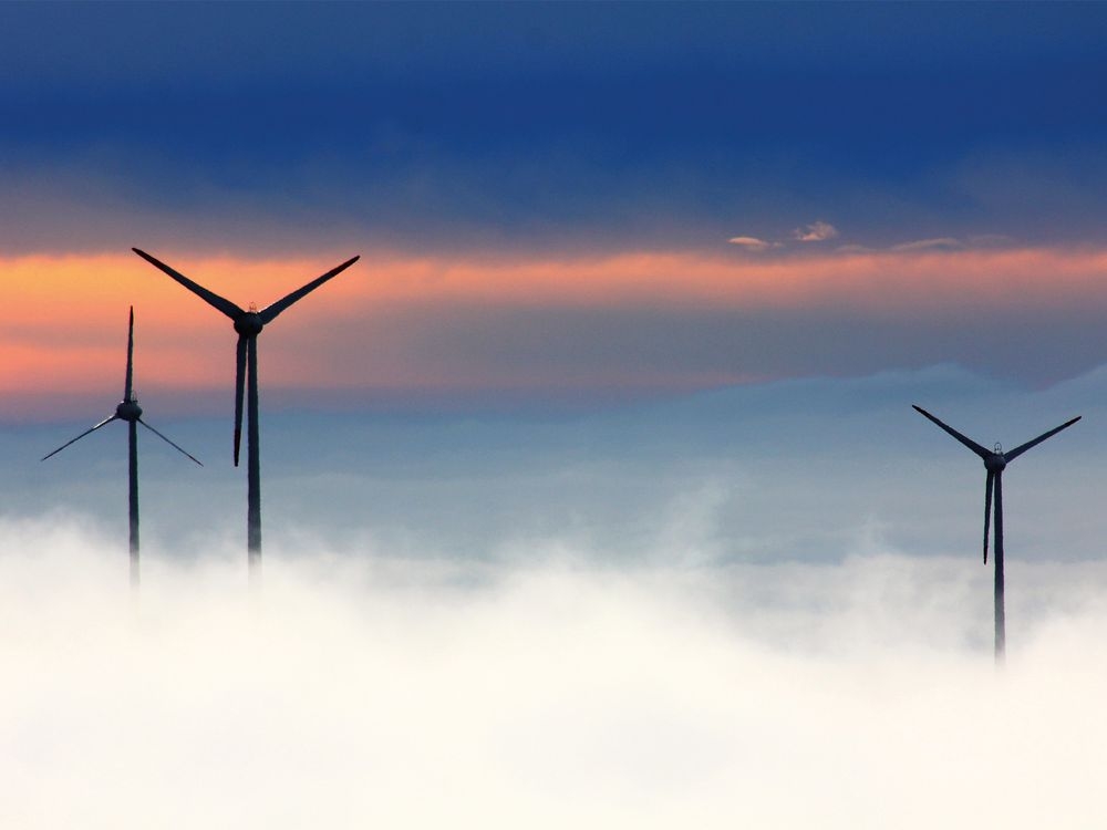 Des éoliennes dans la brume