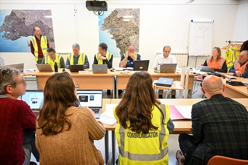 Réunion de travail autour d'une table 