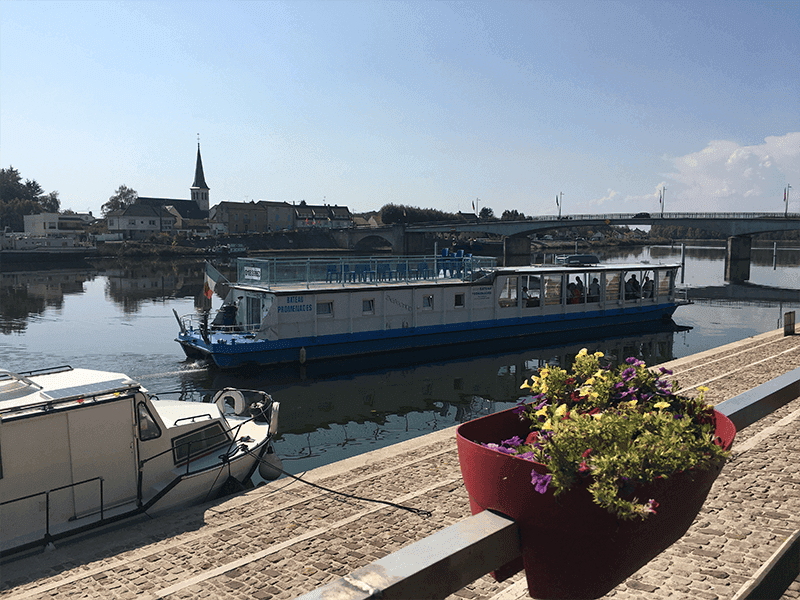 Péniche sur eau avec pot de fleur 