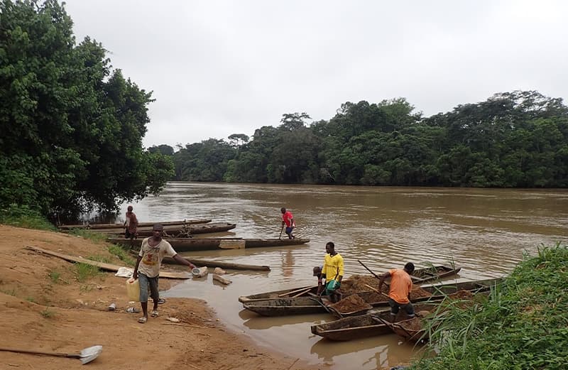 Le fleuve Sanaga et sa zone estuarienne, hommes sur petit bateau 
