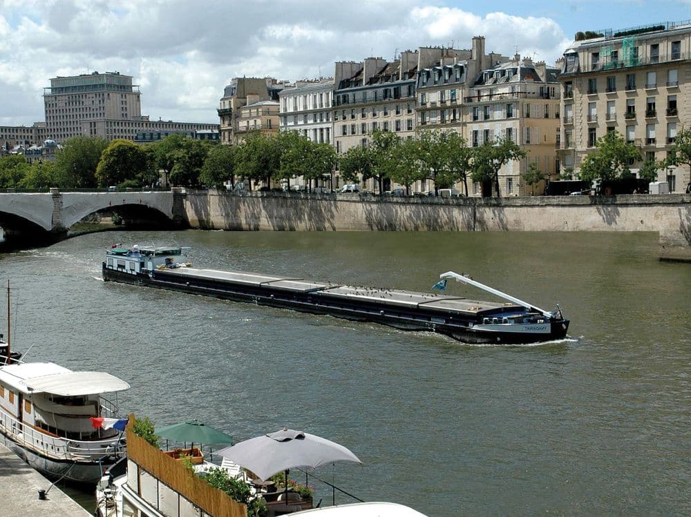 Une péniche naviguant sur la Seine