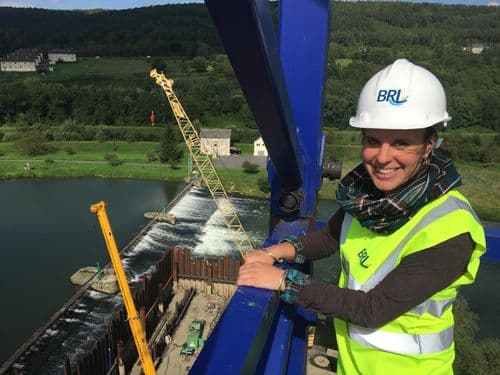 alt-Une ingénieure souriant au sommet d'une grue