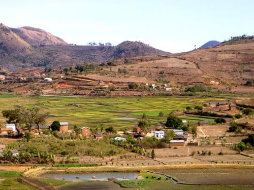 alt-Madagascar Paysage rural montrant un village, des champs et des collines