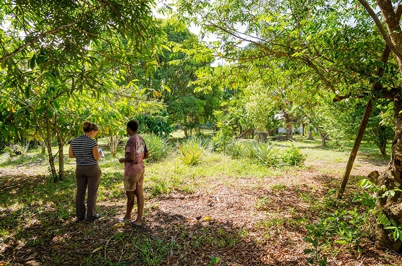 Homme et femme qui discutent