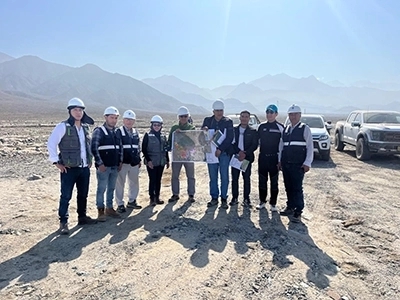 Photo de groupe ingénieurs sur le terrain